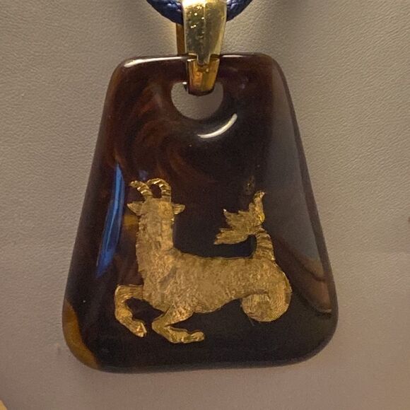 HELENA RUBINSTEIN Capricorn “The Goat” Lucite Zodiac Necklace - Picture 9 of 9